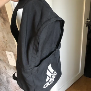adidas ryggsäck - säljer denna adidasryggsäck. Använd ett fåtal gånger, ser oanvänd ut. 