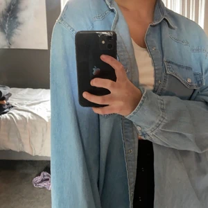 Jeans skjorta - Skitsnygg jeansskjorta från HM. Har en likande därför säljer jag denna. Köpt för 300kr. XS-M💙