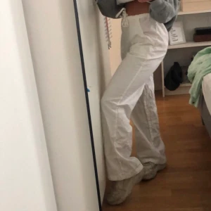 Linnebyxor - linnebyxor som passar allt från storlek xs-m  eftersom att de har knytning i midjan och man kan vika upp de i midjan som jag gjort på bilden om de är för långa🥰 (jag är xs) de är inte strykta på bilden men skriv för fler bilder, BUD ÄR PÅ 220 ❤️