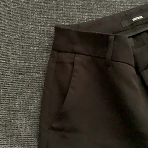 kostymbyxor - Kostymbyxor i bootcut-modell. svarta. Kan mötas upp i Norrköping/Söderköping, annars står köpare för frakt. Långa men smala, så XS i magen men passar mig som är 175 i längden. 