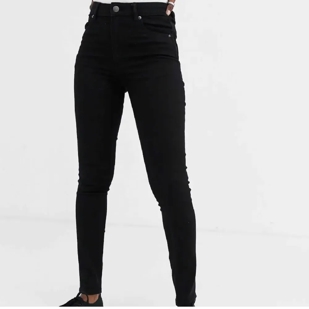 Ett par svarta skinny jeans högmidjade ifrån cheap monday, aldrig använda pga lite för små för mig. Original pris: 760kr. Säljer 150kr . Jeans & Byxor.