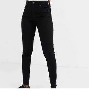 Ett par svarta skinny jeans högmidjade ifrån cheap monday, aldrig använda pga lite för små för mig. Original pris: 760kr. Säljer 150kr 