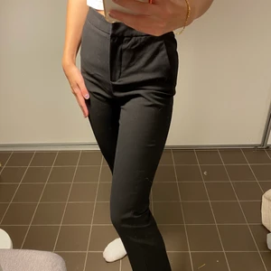 Högmidjade kostymbyxor - 🤎Svarta högmidjade kostymbyxor från Zara. Storlek: 34. 🤎 💌Fraktar: Måndagar & Torsdagar.