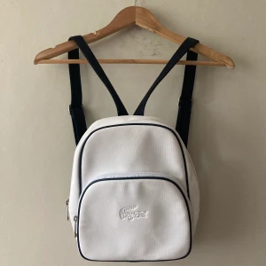 Äkta Lacosteväska  - Säljer min Lacosteväska då jag inte längre använder den. Den är i princip oanvänd och alltså i bra skick. Budgivning. Frakt betalas av köparen, 63kr.