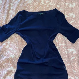 T-shirt  - Fin och enkel top från ralph lauren. 