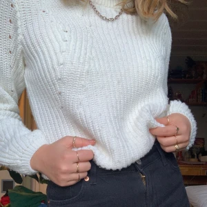 Vit stickad tröja - Helt vanlig stickad tröja, ett verkligt besic plagg att ha i garderoben, lite nopprig därav priset 80kr+frakt