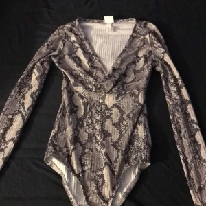 Snake body - En snygg & skön body i snake-mönster. Storlek XS men passar även S skulle jag säga