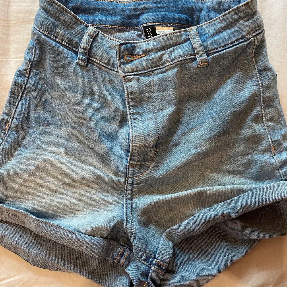 Jeansshorts från H&M. Strl 36 och säljer pga förliten. Pris: 30 + frakt. Liten fläck i bak på shortsen (knappt synligt) därav lågt pris. Annars jättefina. Shorts.