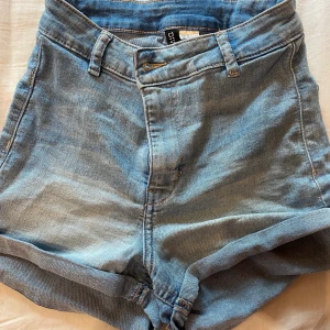 Shorts - Jeansshorts från H&M. Strl 36 och säljer pga förliten. Pris: 30 + frakt. Liten fläck i bak på shortsen (knappt synligt) därav lågt pris. Annars jättefina