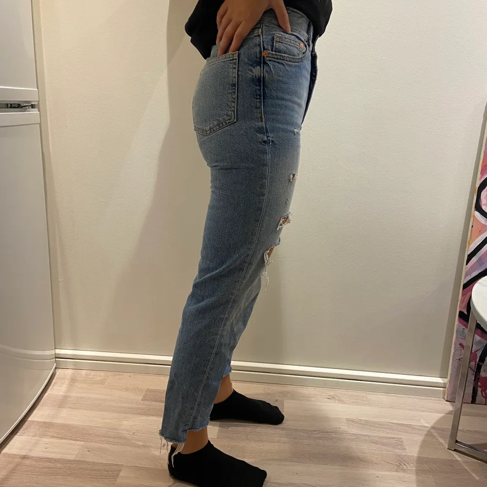 Jeans från H&M, nytt skick. Använda ca 2 gånger. Stl 25, passar 36, möjligtvis 34. Är 162 cm lång. Finns i Västerås, kan mötas upp annars står köparen för frakt. . Jeans & Byxor.