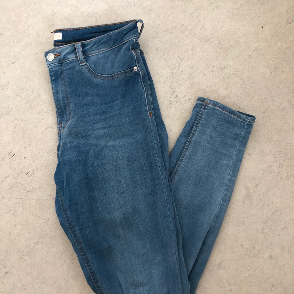 Blåa Molly jeans från Gina Tricot. Storlek L, använda men inga fläckar eller hål!. Jeans & Byxor.