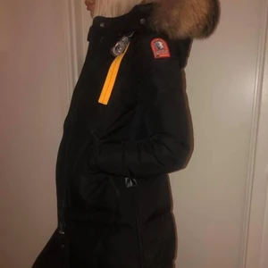 Parajumper Longbear - Säljer min Parajumper Longbear med äkta päls. Den är i bra skick och storlek XXS (passar även XS), inköpt i Johnells Skärholmen. Kvitto/äkthetsbevis kan lösas. Pris kan diskuteras vid snabb affär. 