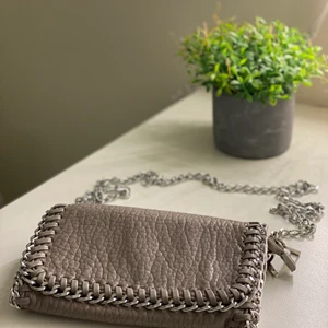 Tiamo väska liten - Grå tiamo väska med kedjeband, ungefär 13x20 cm 