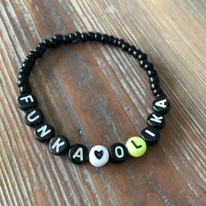 Armband  - Armband med texten funka olika. Skänker 20 kr per såld armband till hjärnfonden 