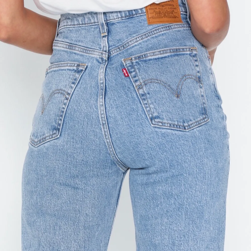Säljer dessa as fina jeans från Levis som tyvärr är för korta för mig då jag är 180cm passar nog upp till 175. Budning sker privat bud på 600kr+frakt. Jeans & Byxor.