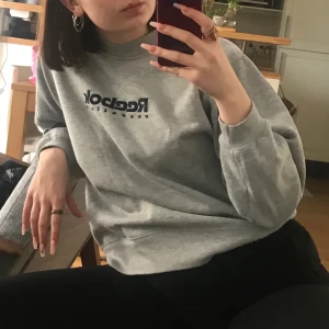Tjocktröja från Reebok  - Vintage tjocktröja från Reebok!😍 så skön och mysig🥰🥰 tyvärr fö liten för mig då den är i storlek xs-s