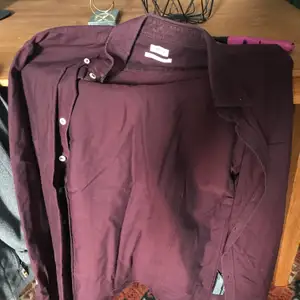 Skjorta från Filippa K storlek S färg vinröd