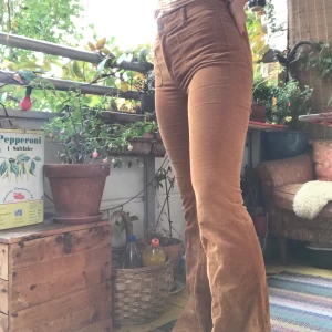 Manchester byxor  - Säljer mina snygga Pull&Bear byxor i Manchester som är low waist och vida nertill. De är knappt använda och är supersnygga! Har en liten skada i ”bältes bandet”, därav priset. Priset är inkl frakt:) 