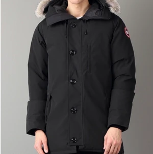 Chateau Parka Svart, Storlek M - Hej, jag vill nu sälja min superfina vinter jacka som är endast använd under vintern år 2019.