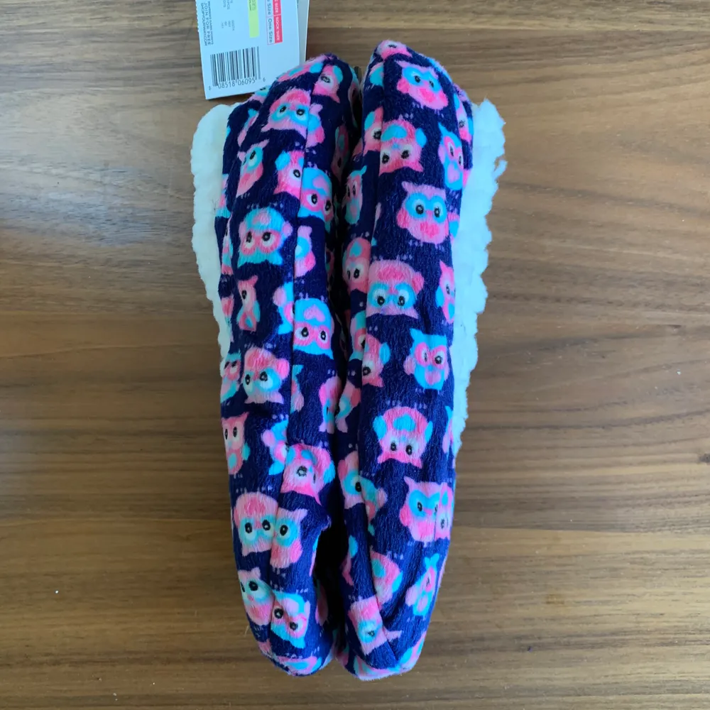 Nya inomhus anti-slip strumpor / toffel, oanvända, köpte i USA, passar 36-39, supermjuk och varm 🥰🥰 . Accessoarer.