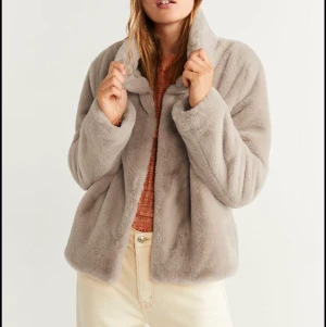 Faux fur jacka från mango - Säljer denna skit snygga jacka från mango som är slutsåld överallt då den blev har blivit förstora för mig. Har använd den 1-2 ggr då de köptes sommaren 2019 och han bli förstor till vintern. Nypris 500kr. Står ej förfrakt. Fler bilder finns privat