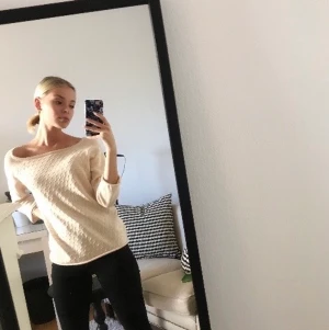 VILA tröja strl XS - En fin nude färgad tröja från VILA i storlek XS. Använd ett få tal gånger. Fraktkostnaden betalar du själv:)