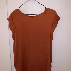 Topp - Jätte fin silk topp med öppen rygg, jättefin sommar och höst