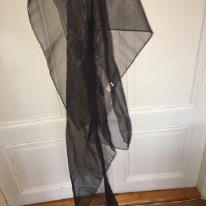 Svart sjal organzatyg - Vacker oanvänd lappar på. Australiensk designer Gregory Ladner. 30 AUD ny. Buda gärna