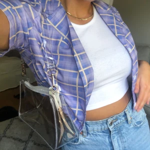 Kort oversized skjorta - Svinsnygg oversized skjorta köpt för ca 1 halvår sedan. Den är från shein och är använd ett fåtal gånger. Bra kvalite och riktigt snygg gjord. 130kr + 19kr frakt eller högst bud! 💟