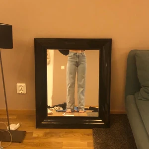 Monki Yoko jeans - Säljer mina trendiga och snygga jeans från Monki i storlek 25. Ett par högmidjade jeans i ljus tvätt. Köpte för två månader sedan men råkade tyvärr klicka hem fel en storlek för liten. Använt 2-3 gånger och säljer därför för halva priset, 200 kr. Jag är 172cm och slutar precis under ankeln, dvs lägge sig över skon.