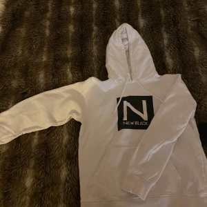 New black hoodie  - Använt den fåtal gånger men haft den länge och säljer de nu för att den används aldrig, 150 kr 
