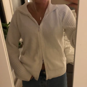 Vit kofta - Såå fin kofta från okänt märke 💕💕 lappen är bortklippt men tror storleken är M då den passar mig som vanligtvis är S,men ändå sitter lite oversized✨ den passar nog mellan S-L beroende på önskad passform! Går att ha helt stängd men även snygg att ha öppen över en tishirt/linne🤗