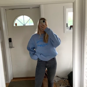 Vintage sweatshirt  - Supersnygg slutsåld vintage aktig sweatshirt från Madlady i strl L så oversized!! Jag på bilden har vanligtvis S💖 Färgen är mer som på andra bilden irl🦋🦋