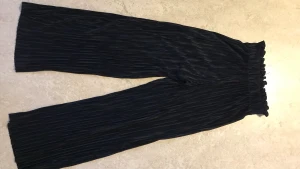 Plisserade högmidjade byxor - Byxor i nyskick från Gina tricot, storlek s. Endast använda vid ett tillfälle. 