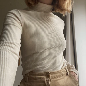 Polotröja - Sjukt snygg Manchester-tröja. Den är avklippt som man ser på tredje bilden. Storlek XS men skulle också passa S  Frakt tillkommer ✨