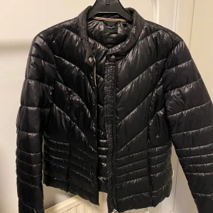 Dunjacka - Jättefin jacka från Vero Moda, dock aldrig använd så i fint skick! Frakt ingår i priset🍁