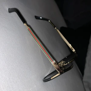 Gucci solglasögon - Köpta för 3000kr på synsam i skärholmen 2019 säljer nu för 1500kr. Använda endast 3 gånger. Mycket fint skick. Finns i Huddinge.
