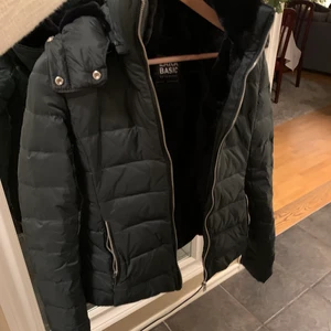 Mörkgrön dunjacka - Zara - Super fin dunjacka från Zara! Använd vid 1 tillfälle & säljs då jag har alldeles för många vinter jackor 😂 Den är fodrad & det tillkommer svart fuskpäls till jackan! 