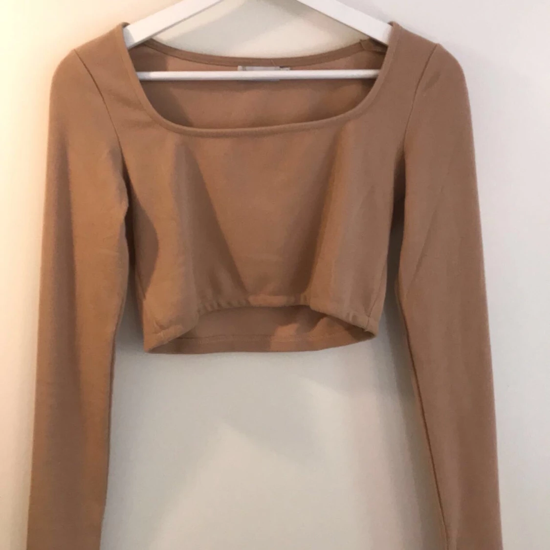 Beige croppad tröja