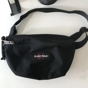 Eastpak midjeväska - Svart eastpak midjeväska med justerbart band i väldigt gott skick:) kan mötas upp och frakta ☺️