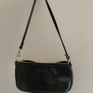 axelväska från & other stories - Funderar på att sälja min axelväska från stories ifall någon är intresserad, nypris var 900kr så säljer för 320kr + frakt❤️