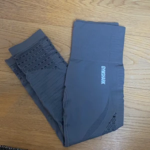 Gymshark Seamless - Säljer dessa helt nya Gymshark Energy Seamless då de är för små för mig. Stl XS, färgen smokey grey. Kan stå för frakten vid snabb smidig affär! :)
