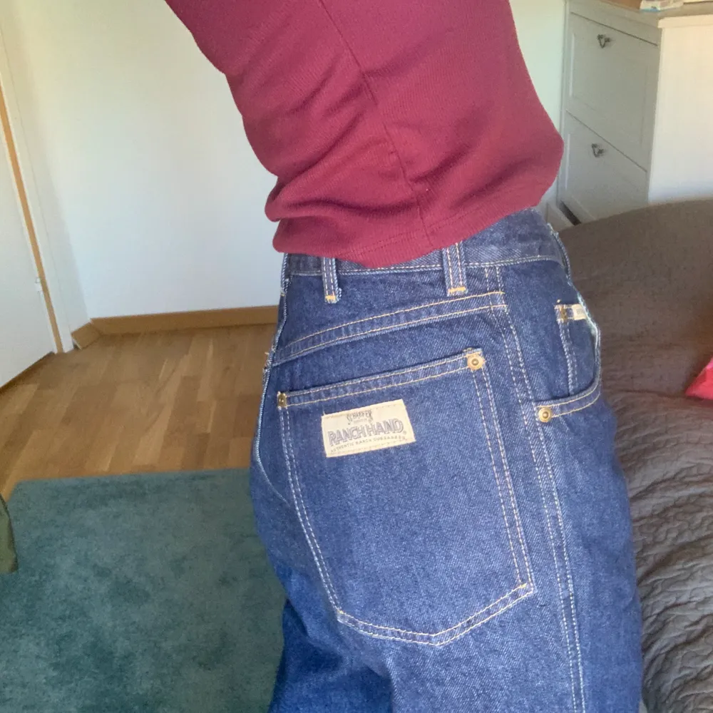 Snygga jeans i rak modell som tyvärr inte passar mig längre, endast använda 1 gång! Skriv för fler bilder eller frågor!! Frakten ingår i priset!. Jeans & Byxor.