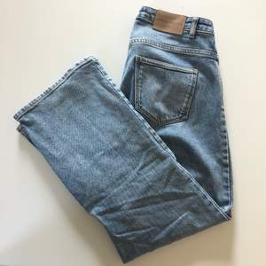 Raka, jeansblå, croppade jeans från Carin Wester. Så fina men måste sälja då de ej passar längre. Modellen Doris.