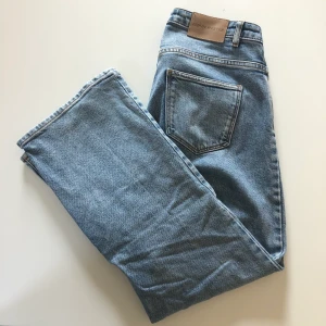 Raka croppade jeans strl 40 - Raka, jeansblå, croppade jeans från Carin Wester. Så fina men måste sälja då de ej passar längre. Modellen Doris.