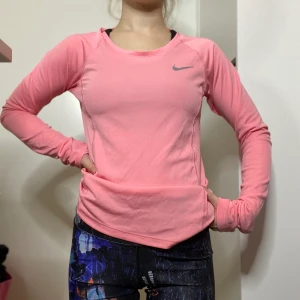 Träningströja  - Ljusrosa träningströja ifrån Nike. Säljer pga att den är för stor för mig. Använd ca 5 gånger men är som i nyskick. Storlek xs. 