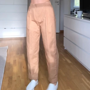 Beiga vida byxor - Helt nya beiga vida byxor från monki. Lappen kvar! Säljer pga att de inte kommit till användning. Frakt inkluderat i priset. Jag är 168cm