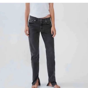 Gråa zara jeans med slits  - Säljer dessa i storlek 36 köpt på plick men passade tyvärr inte. 
