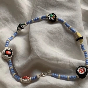 handgjort sushihalsband i lera🍣✨ - kontakta mig vid intresse!                                                                                     pris: 39kr + frakt                                                                                                 mått: 35cm