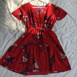 Superfin röd klänning med blommor på i storlek s. Knappt använd och köpt förra året. 